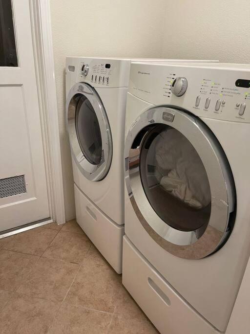Brand New 2Br Cute Blue Led In North Fresno Apartment ภายนอก รูปภาพ