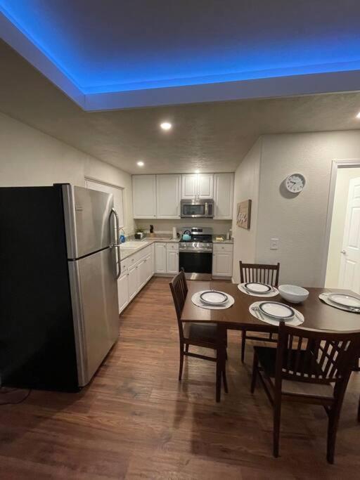 Brand New 2Br Cute Blue Led In North Fresno Apartment ภายนอก รูปภาพ