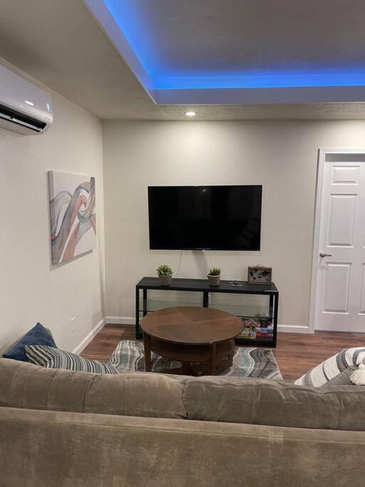 Brand New 2Br Cute Blue Led In North Fresno Apartment ภายนอก รูปภาพ