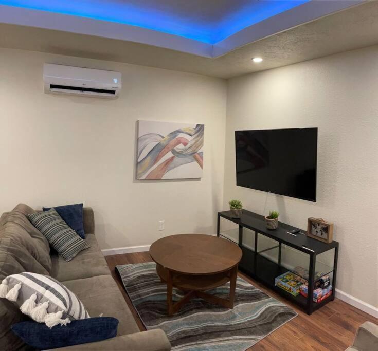 Brand New 2Br Cute Blue Led In North Fresno Apartment ภายนอก รูปภาพ